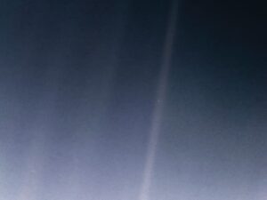 "Pale Blue Dot" হল পৃথিবীর একটি ছবি যা ১৪ ফেব্রুয়ারী, ১৯৯০ তারিখে প্রায় ৫ বিলিয়ন কিলোমিটার দূরত্বে নাসার ভয়েজার ১ দ্বারা তোলা হয়েছিল জ্যোতির্বিজ্ঞানী কার্ল সেগানের অনুরোধে। ছবিটি ২০২০ সালে রি-রিলিজকৃত। NASA/JPL-Caltech