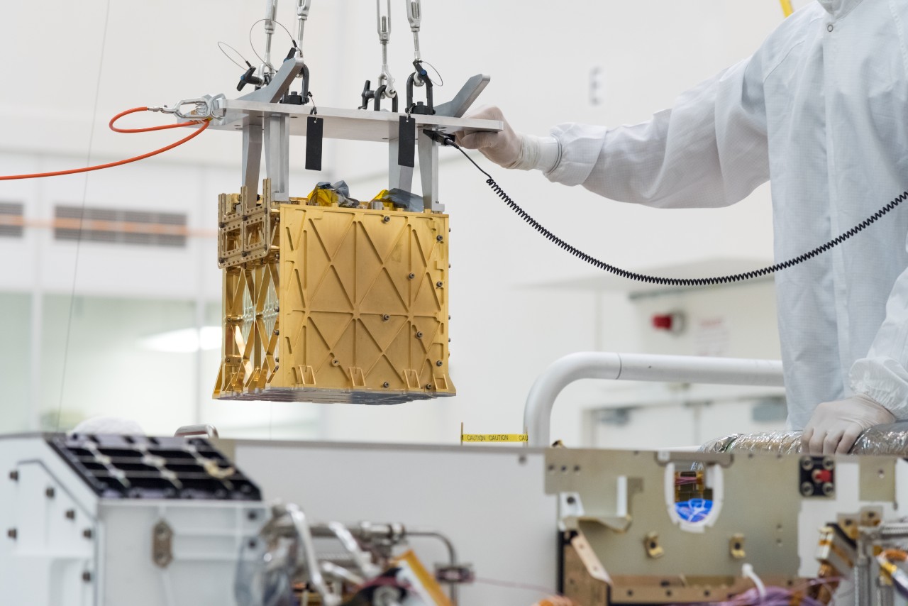 MOXIE ইউনিটটি পারসিভারেন্স রোভারে স্থাপন করা হচ্ছে। ক্রেডিট: NASA/JPL