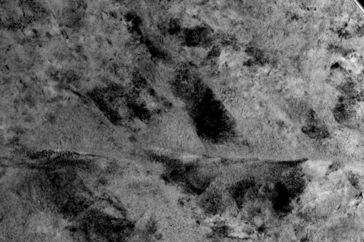 ইলেক্ট্রন মাইক্রোস্কোপি আফ্রিকায় পাওয়া উল্কাপিন্ডে ষড়ভুজ হীরা (ছবির মাঝখানের অন্ধকার এলাকা) প্রকাশ করেছে। ক্রেডিট: Alan Salek/RMIT